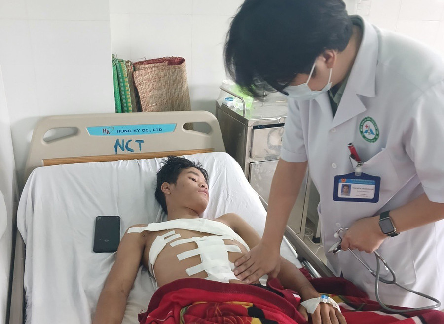 Bệnh nhân sau phẫu thuật, phục hồi sức khỏe tại Khoa Ngoại Chấn thương, Bệnh viện Đa khoa tỉnh. Ảnh: PH