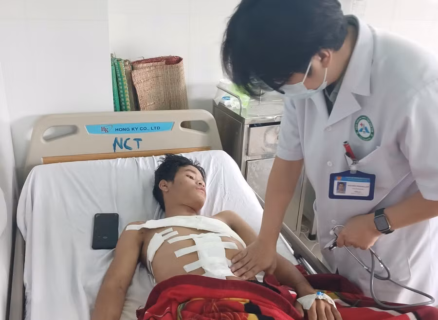 Bệnh nhân sau phẫu thuật, phục hồi sức khỏe tại Khoa Ngoại Chấn thương, Bệnh viện Đa khoa tỉnh. Ảnh: PH