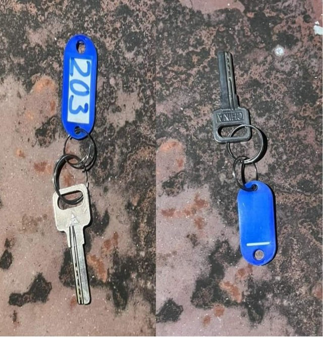 Chìa khóa thu được trên thi thể. Ảnh: NGUYỄN TÚ