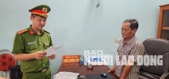 Bắt tạm giam trưởng văn phòng công chứng ở Kiên Giang - Ảnh 1. Điều tra viên đọc lệnh bắt tạm giam ông Trần Thiện Thi