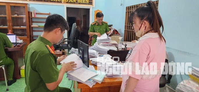 Bắt tạm giam trưởng văn phòng công chứng ở Kiên Giang - Ảnh 3. Khám xét nơi làm việc của ông Thi, cơ quan điều tra đã tạm giữ một số tài liệu liên quan hành vi si phạm của trưởng văn phòng này.