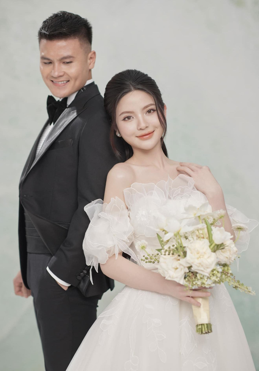 Phông nền chủ đạo của rạp cưới là màu trắng và xanh dương, màu sắc tượng trưng cho năm sinh mệnh Thuỷ của Quang Hải. Mô hình có hai chữ “H” lồng ghép vào nhau tượng trưng cho chữ cái đầu trong tên của cô dâu chú rể. Dự kiến ngày trọng đại của Quang Hải – Chu Thanh Huyền đón hơn 1.200 khách, được trang trí bằng 100% hoa tươi. Ảnh: Linh Le Chi. Phông nền chủ đạo của rạp cưới là màu trắng và xanh dương, màu sắc tượng trưng cho năm sinh mệnh Thuỷ của Quang Hải. Mô hình có hai chữ “H” lồng ghép vào nhau tượng trưng cho chữ cái đầu trong tên của cô dâu chú rể. Dự kiến ngày trọng đại của Quang Hải – Chu Thanh Huyền đón hơn 1.200 khách, được trang trí bằng 100% hoa tươi. Ảnh: Linh Le Chi.