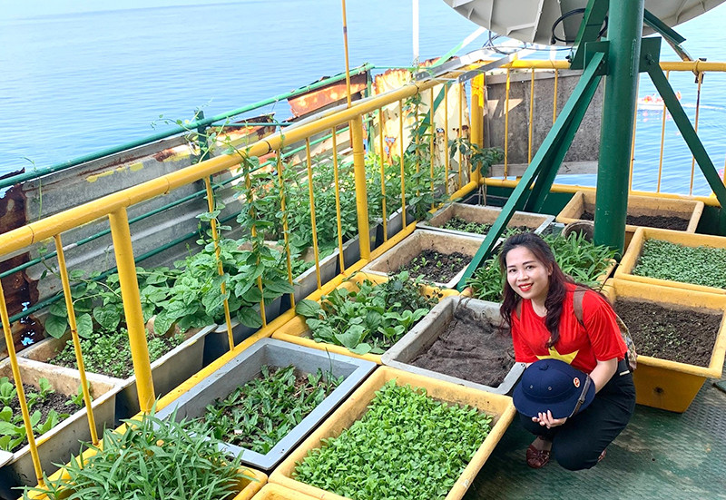 Tác giả bên vườn rau bộ đội ở nhà giàn DKI/12. Tác giả bên vườn rau bộ đội ở nhà giàn DKI/12.