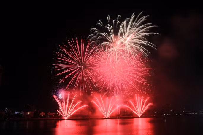 Xứ sở lá phong Canada mở màn cho đêm thi với các vũ điệu ánh sáng đầy mê hoặc và ảo diệu trên bầu trời đêm Đà Nẵng