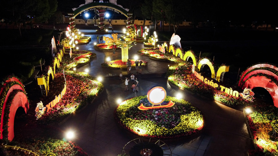 Thành phố về đêm rực rỡ ánh đèn, sắc hoa.