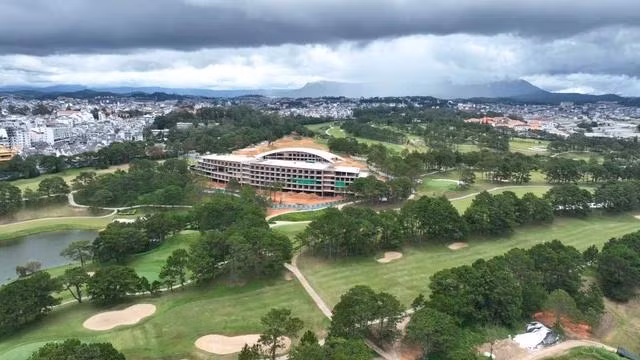 Công trình vi phạm trật tự xây dựng trong sân golf Đồi Cù. Ảnh Gia Bình