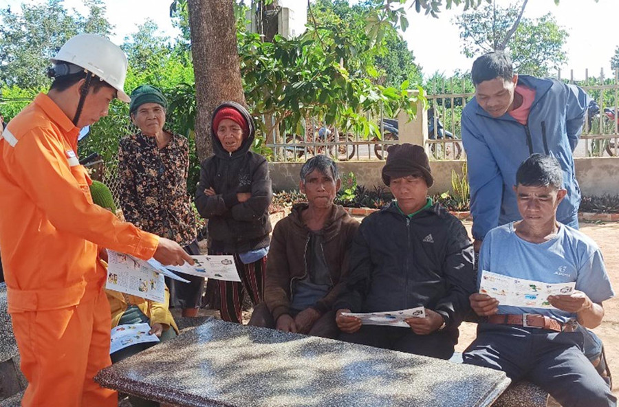 Điện lực Chư Sê đã phối hợp tuyên truyền về sử dụng điện an toàn trên địa bàn 15 xã, thị trấn. Ảnh: Q.T Điện lực Chư Sê đã phối hợp tuyên truyền về sử dụng điện an toàn trên địa bàn 15 xã, thị trấn. Ảnh: Q.T