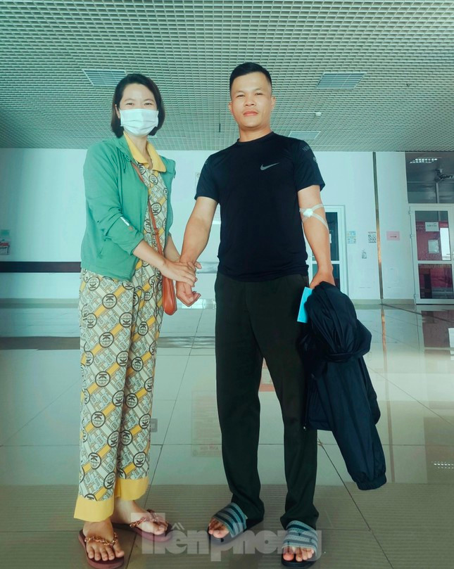 Sau mỗi lần hiến xong tiểu cầu, người nhà bệnh nhân nắm tay đại úy Giáp bày tỏ sự cảm ơn