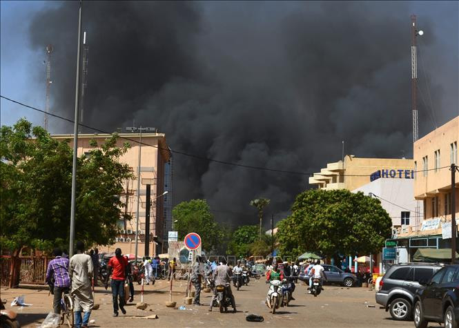 Khói bốc lên từ hiện trường một vụ tấn công ở Ouagadougou, Burkina Faso. Ảnh tư liệu: AFP/TTXVN Khói bốc lên từ hiện trường một vụ tấn công ở Ouagadougou, Burkina Faso. Ảnh tư liệu: AFP/TTXVN