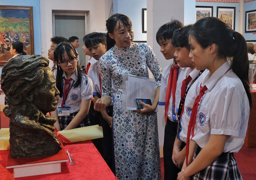 Giới thiệu tượng chân dung Xu Man của nhà điêu khắc trẻ Nguyễn Vinh với các em học sinh TP. Pleiku. Ảnh: Hoàng Ngọc Giới thiệu tượng chân dung Xu Man của nhà điêu khắc trẻ Nguyễn Vinh với các em học sinh TP. Pleiku. Ảnh: Hoàng Ngọc