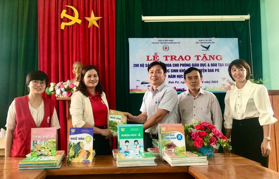 Đại diện Hội Chữ thập đỏ huyện Đak Pơ trao 200 bộ sách giáo khoa cho Phòng Giáo dục và Đào tạo huyện. Ảnh: Tuyết Mai Đại diện Hội Chữ thập đỏ huyện Đak Pơ trao 200 bộ sách giáo khoa cho Phòng Giáo dục và Đào tạo huyện. Ảnh: Tuyết Mai