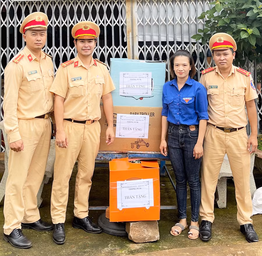 Thượng úy Nguyễn Hữu Hiếu (thứ 2 từ trái sang) và đoàn viên Chi Đoàn Phòng CSGT tặng quà tại huyện Đức Cơ. Ảnh: H.Đ.T