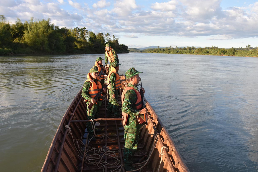 Bộ đội Biên phòng tuần tra bảo vệ địa bàn. Ảnh: Vĩnh Hoàng Bộ đội Biên phòng tuần tra bảo vệ địa bàn. Ảnh: Vĩnh Hoàng