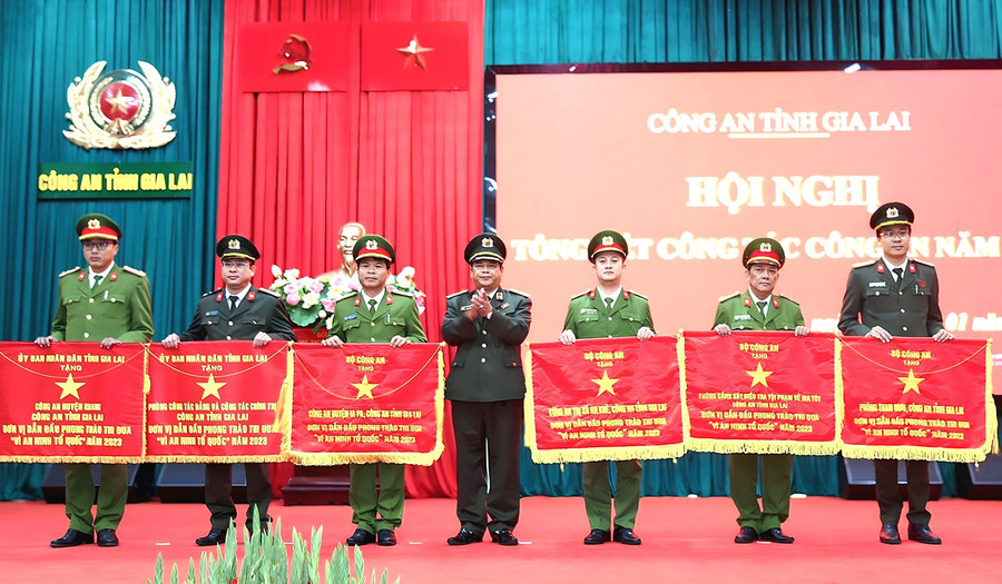 Thượng tá Trần Việt Dũng-Trưởng Công an huyện Ia Pa (thứ 3 từ trái sang) nhận cờ đơn vị dẫn đầu phong trào thi đua “Vì an ninh Tổ quốc” năm 2023 của Bộ Công an. Ảnh: H.T Thượng tá Trần Việt Dũng-Trưởng Công an huyện Ia Pa (thứ 3 từ trái sang) nhận cờ đơn vị dẫn đầu phong trào thi đua “Vì an ninh Tổ quốc” năm 2023 của Bộ Công an. Ảnh: H.T