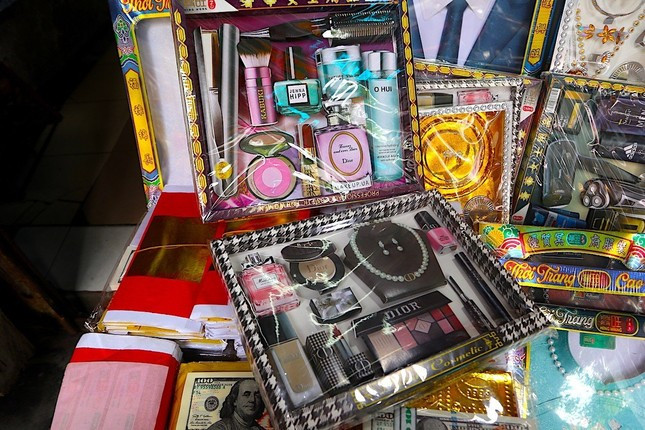 Những bộ mĩ phẩm hàng mã được làm với mẫu mã giống y hàng thật