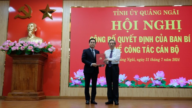Phó Trưởng Ban Tổ chức Trung ương Hoàng Đăng Quang (bìa phải) trao quyết định cho tân Phó Bí thư Tỉnh ủy Quảng Ngãi Nguyễn Hoàng Giang.