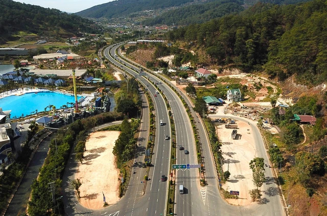 Dự án khu đô thị Liên Khương - Prenn có vị trí thuận lợi khi có sân bay Liên Khương, cao tốc Liên Khương, đèo Prenn vừa mở rộng để kết nối nhanh chóng với Đà Lạt. Dự án khu đô thị Liên Khương - Prenn có vị trí thuận lợi khi có sân bay Liên Khương, cao tốc Liên Khương, đèo Prenn vừa mở rộng để kết nối nhanh chóng với Đà Lạt.