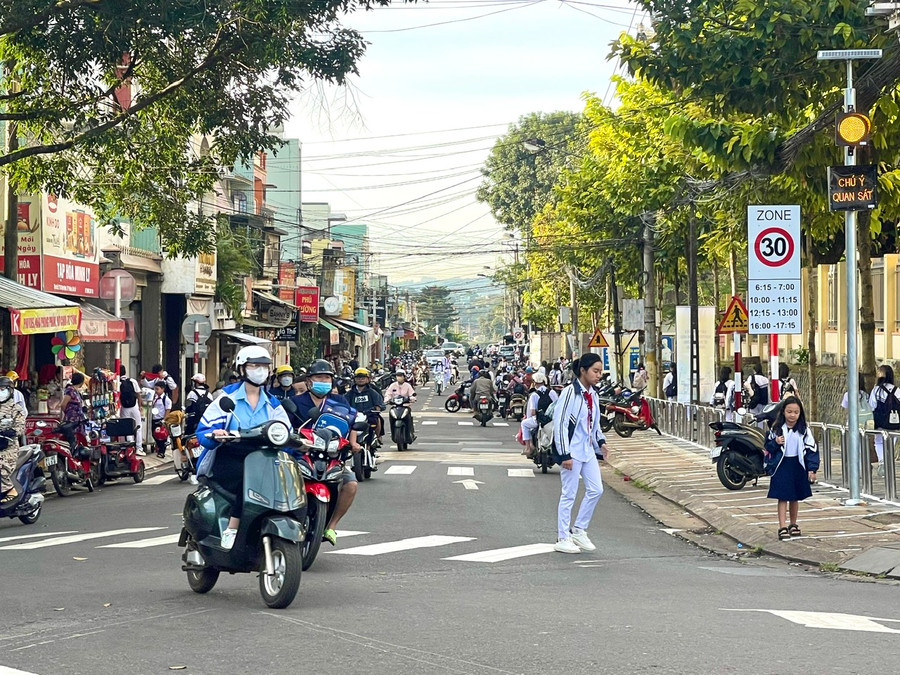 Thành phố Pleiku lắp biển báo hạn chế tốc độ cho phép tối đa 30 km/h đối với các phương tiện qua khu vực cổng trường học nhằm đảm bảo an toàn cho học sinh. Ảnh: Minh Phương