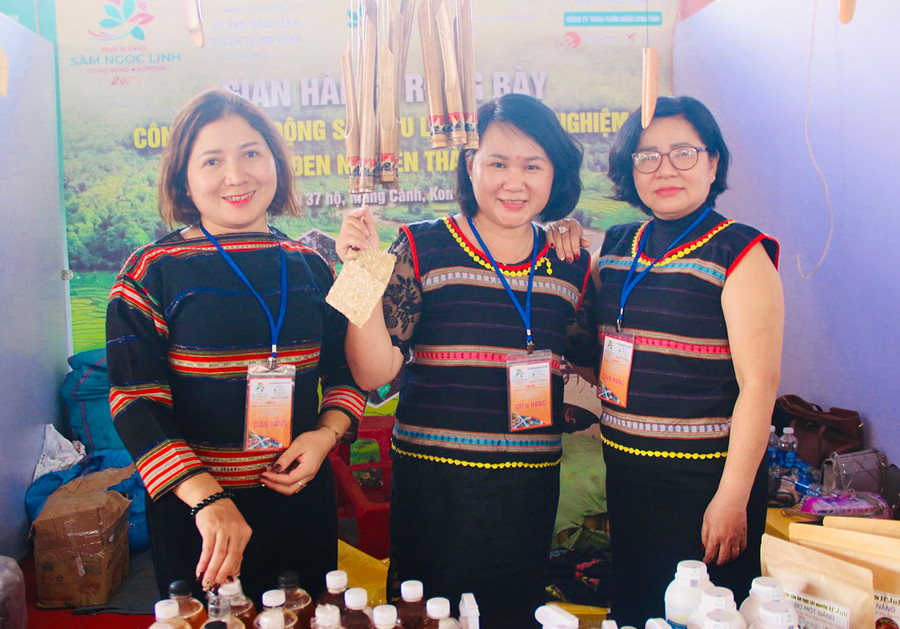 Chị H'Juh (bìa trái) cùng các chị em trong làng đưa sản phẩm đặc sản ẩm thực H'Juh tham gia các sự kiện văn hóa, du lịch. Ảnh: Mai Ka Chị H'Juh (bìa trái) cùng các chị em trong làng đưa sản phẩm đặc sản ẩm thực H'Juh tham gia các sự kiện văn hóa, du lịch. Ảnh: Mai Ka