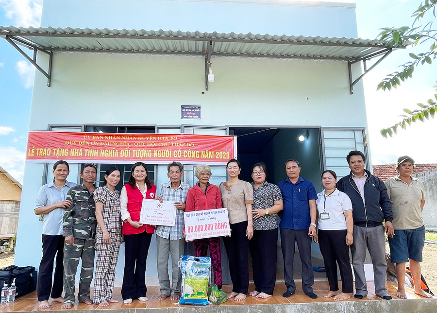 Lãnh đạo UBND huyện Đak Pơ trao Nhà tình nghĩa cho bệnh binh Đinh Văn Den. Ảnh: Tuyết Mai