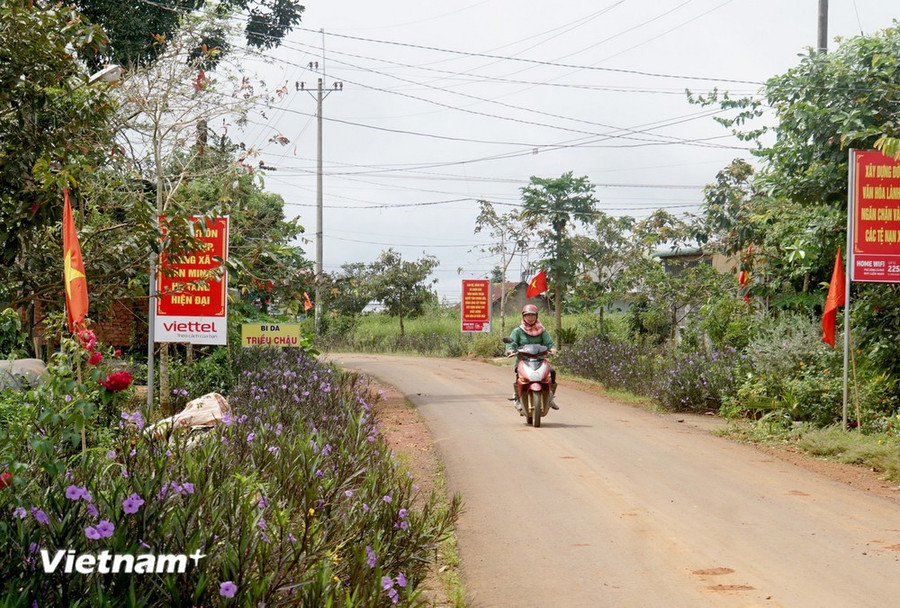 Đường giao thông ở vùng ven thành phố Gia Nghĩa. (Ảnh: Hưng Thịnh/Vietnam+)