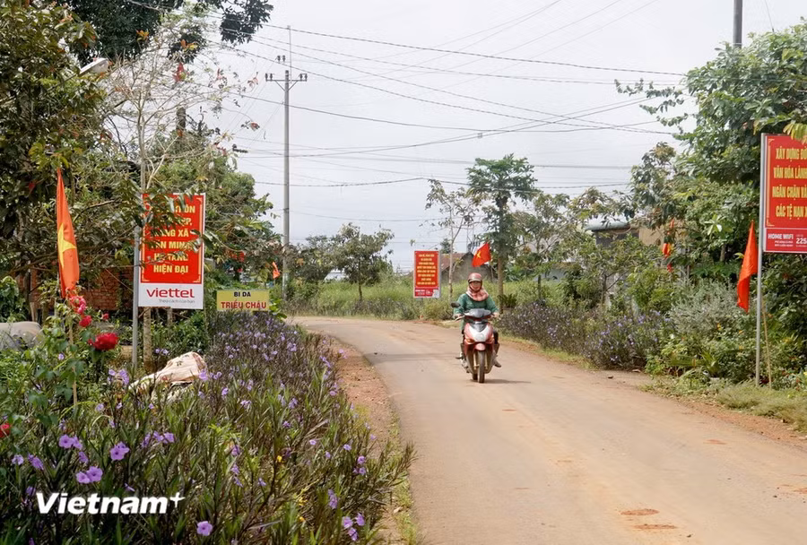Đường giao thông ở vùng ven thành phố Gia Nghĩa. (Ảnh: Hưng Thịnh/Vietnam+)