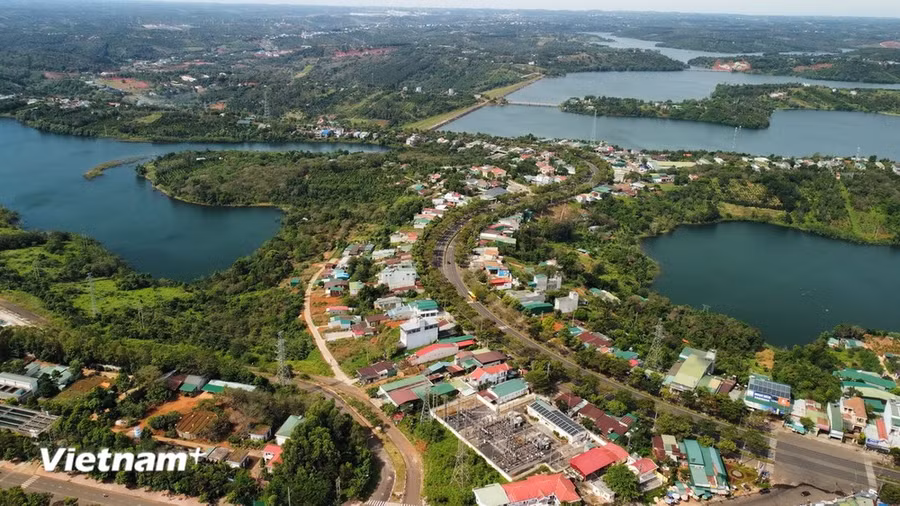 Thành phố Gia Nghĩa là đô thị có nhiều khoảng xanh và hồ nước. Đây được coi là tiềm năng lớn để Gia Nghĩa phát triển bền vững và trở thành một đô thị xanh. (Ảnh: Hưng Thịnh/Vietnam+)