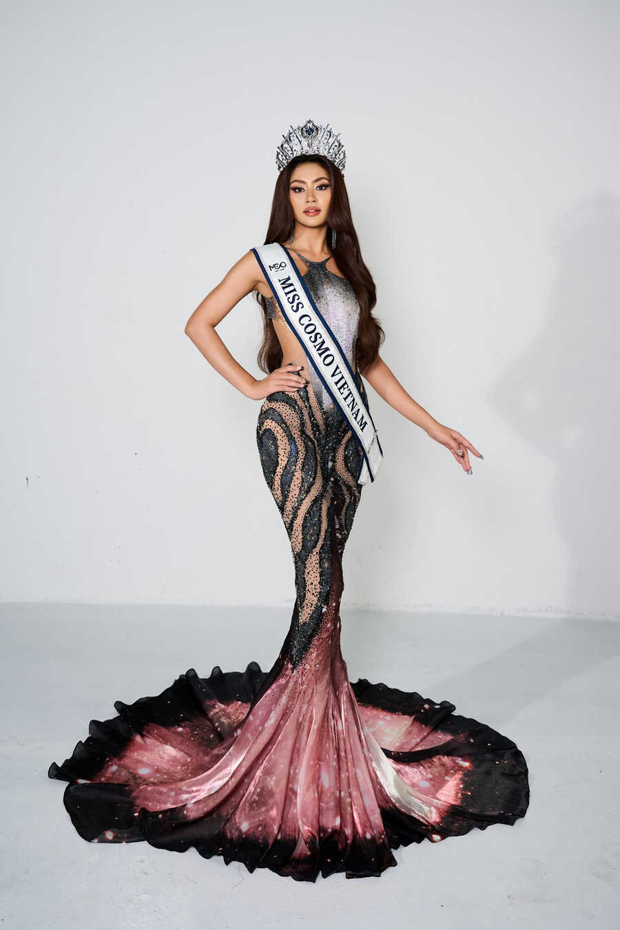 Hoa hậu Xuân Hạnh với thiết kế dáng đuôi cá của NTK Đắc Thắng, cùng chiếc vương miện “TRE’15 THE CROWN”