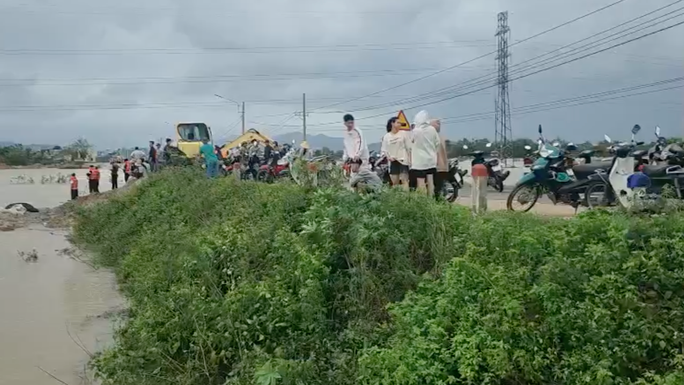 Một cô gái ở Bình Đình nghi bị nước lũ cuốn trôi mất tích khi qua bờ tràn - Ảnh 1. Hiện trường cô gái H.N.H.O nghi bị nước lũ cuốn trôi mất tích