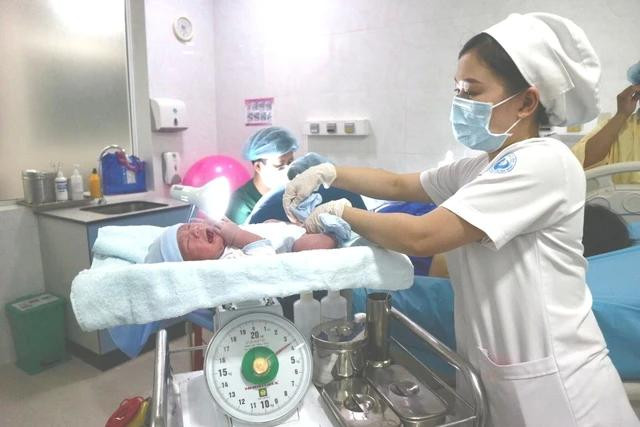 Bé trai chào đời tại Bệnh viện Từ Dũ lúc 0 giờ với cân nặng khoảng 3,5 kg. Ảnh: DU YÊN