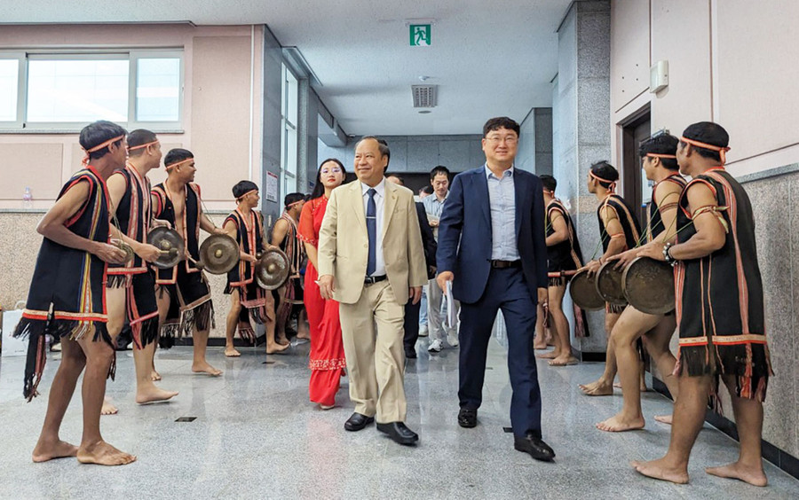 Phó Bí thư Thường trực Tỉnh ủy Châu Ngọc Tuấn và ông Shin Won-Sik trong sự chào đón của các nghệ nhân cồng chiêng Gia Lai. Ảnh: Nguyễn Quang Tuệ