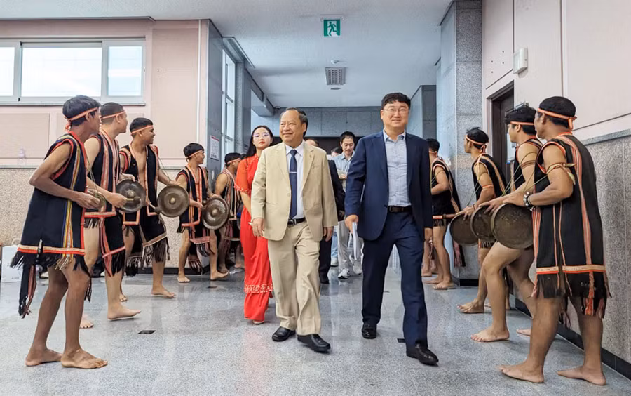 Phó Bí thư Thường trực Tỉnh ủy Châu Ngọc Tuấn và ông Shin Won-Sik trong sự chào đón của các nghệ nhân cồng chiêng Gia Lai. Ảnh: Nguyễn Quang Tuệ