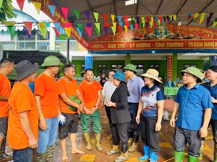 Thứ trưởng Bộ GD-ĐT Nguyễn Thị Kim Chi cảm ơn những người dân từ Vĩnh Phúc lên hỗ trợ khắc phục hậu quả mưa lũ tại Trường Mầm non Hoa Lan, Yên Bái