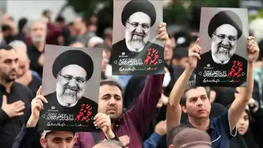 Người dân thành phố Tabriz, Iran mang ảnh tưởng niệm cố Tổng thống Ebrahim Raisi. Ảnh: THX Người dân thành phố Tabriz, Iran mang ảnh tưởng niệm cố Tổng thống Ebrahim Raisi. Ảnh: THX