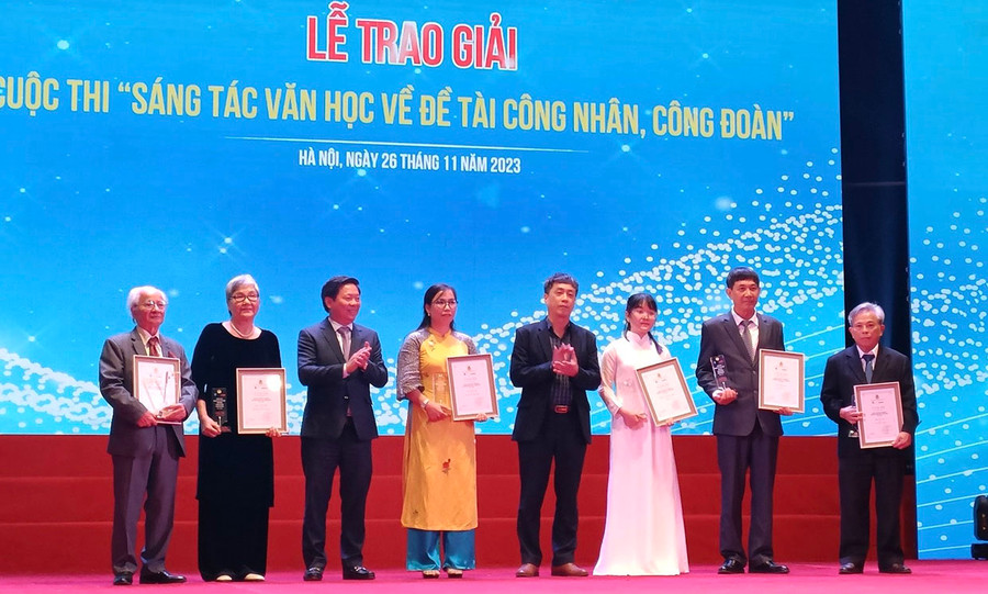 Nhà văn Phạm Đức Long (bìa phải) tại lễ trao giải cuộc thi sáng tác văn học về đề tài công nhân, Công đoàn. Ảnh: KIM SƠN Nhà văn Phạm Đức Long (bìa phải) tại lễ trao giải cuộc thi sáng tác văn học về đề tài công nhân, Công đoàn. Ảnh: KIM SƠN