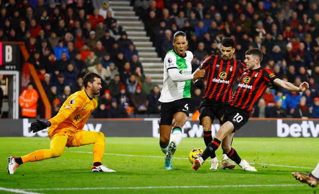 Hàng thủ Liverpool làm việc vất vả đầu trận Hàng thủ Liverpool làm việc vất vả đầu trận