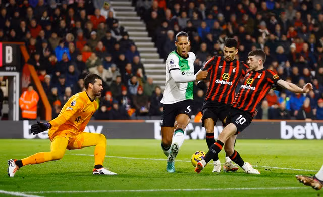 Hàng thủ Liverpool làm việc vất vả đầu trận