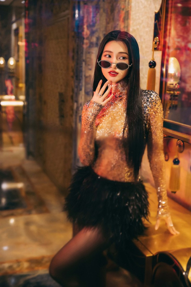 Phương Nhi diện loạt thiết kế nằm trong bộ sưu tập mới của nhà thiết kế Lê Thanh Hòa. Người đẹp sinh năm 2002 chọn các mẫu váy ngắn xếp ly, đầm sequin xẻ hông cao, set trang phục tweed... để khoe hình thể sexy, quyến rũ Phương Nhi diện loạt thiết kế nằm trong bộ sưu tập mới của nhà thiết kế Lê Thanh Hòa. Người đẹp sinh năm 2002 chọn các mẫu váy ngắn xếp ly, đầm sequin xẻ hông cao, set trang phục tweed... để khoe hình thể sexy, quyến rũ