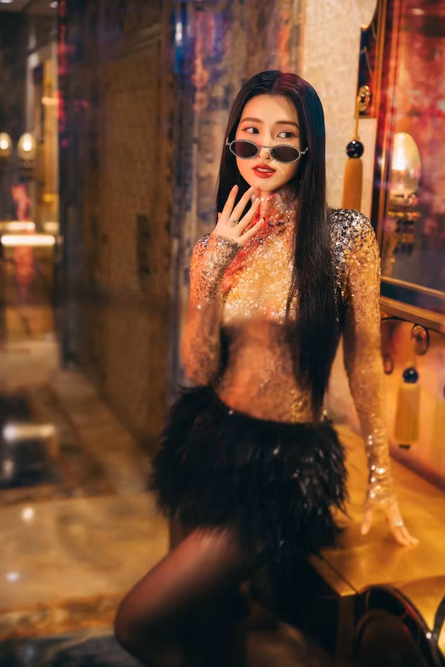 Phương Nhi diện loạt thiết kế nằm trong bộ sưu tập mới của nhà thiết kế Lê Thanh Hòa. Người đẹp sinh năm 2002 chọn các mẫu váy ngắn xếp ly, đầm sequin xẻ hông cao, set trang phục tweed... để khoe hình thể sexy, quyến rũ