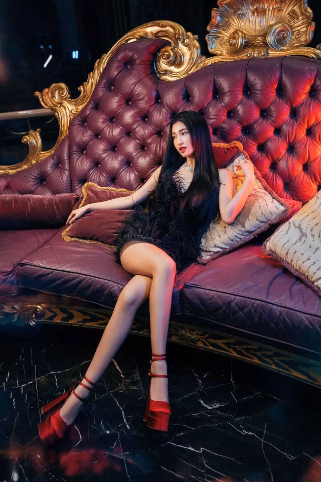 Á hậu Miss World Vietnam 2022 khéo chọn các thiết kế được cân chỉnh phom dáng như váy ôm body, mini dress hay cut out trên các chất liệu thủ công để tôn vẻ gợi cảm ở mức vừa phải, tinh tế