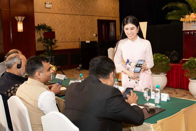 Emily Hồng Nhung giới thiệu ứng dụng giúp trải nghiệm du lịch tốt hơn. Ảnh: NVCC