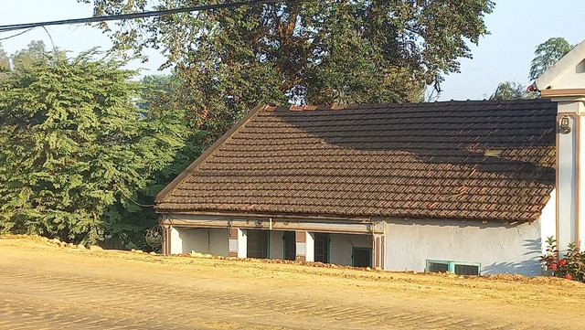 Mặt đường cao hơn nhà dân ở xã Tây Giang (H.Tây Sơn) từ 1,22 - 4,1 m. Ảnh: Ngọc Dũng Mặt đường cao hơn nhà dân ở xã Tây Giang (H.Tây Sơn) từ 1,22 - 4,1 m. Ảnh: Ngọc Dũng