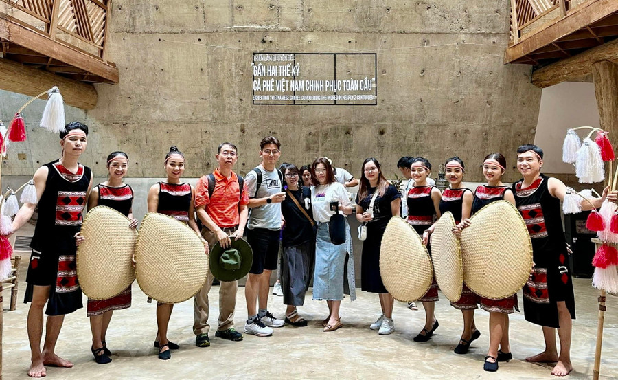 Du khách hào hứng chụp ảnh cùng các nghệ nhân sau các tiết mục biểu diễn.