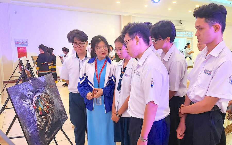 Em Đậu Minh Nga (thứ 2 từ trái sang, lớp 12C2A, Trường THPT chuyên Hùng Vương) cùng các thành viên trong nhóm thảo luận lựa chọn bức tranh để thuyết trình về chủ đề ô nhiễm môi trường. Ảnh: M.T Em Đậu Minh Nga (thứ 2 từ trái sang, lớp 12C2A, Trường THPT chuyên Hùng Vương) cùng các thành viên trong nhóm thảo luận lựa chọn bức tranh để thuyết trình về chủ đề ô nhiễm môi trường. Ảnh: M.T