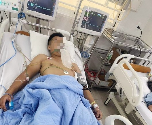 Vụ đâm người trọng thương vẫn nhởn nhơ: Khởi tố tội giết người - Ảnh 2. Anh Hồ Phi Tuệ bị đâm trọng thương