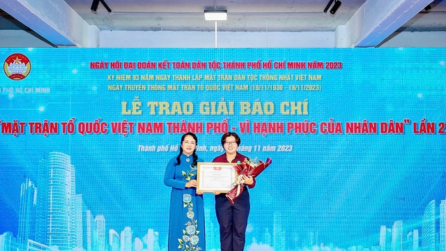 Phóng viên Phạm Thu Ngân nhận giải đặc biệt của Ủy ban MTTQ Việt Nam TP.HCM Phóng viên Phạm Thu Ngân nhận giải đặc biệt của Ủy ban MTTQ Việt Nam TP.HCM