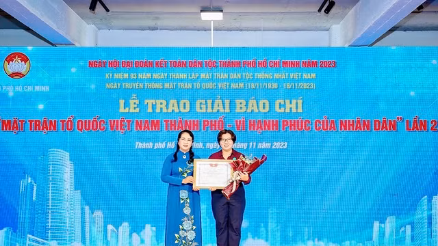 Phóng viên Phạm Thu Ngân nhận giải đặc biệt của Ủy ban MTTQ Việt Nam TP.HCM Phóng viên Phạm Thu Ngân nhận giải đặc biệt của Ủy ban MTTQ Việt Nam TP.HCM