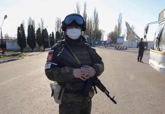 Một lính Nga đang đứng gác tại căn cứ không quân ở khu vực Voronezh trong bức ảnh năm 2020. Voronezh là một trong 4 khu vực có sân bay vừa bị tấn công - Ảnh: REUTERS