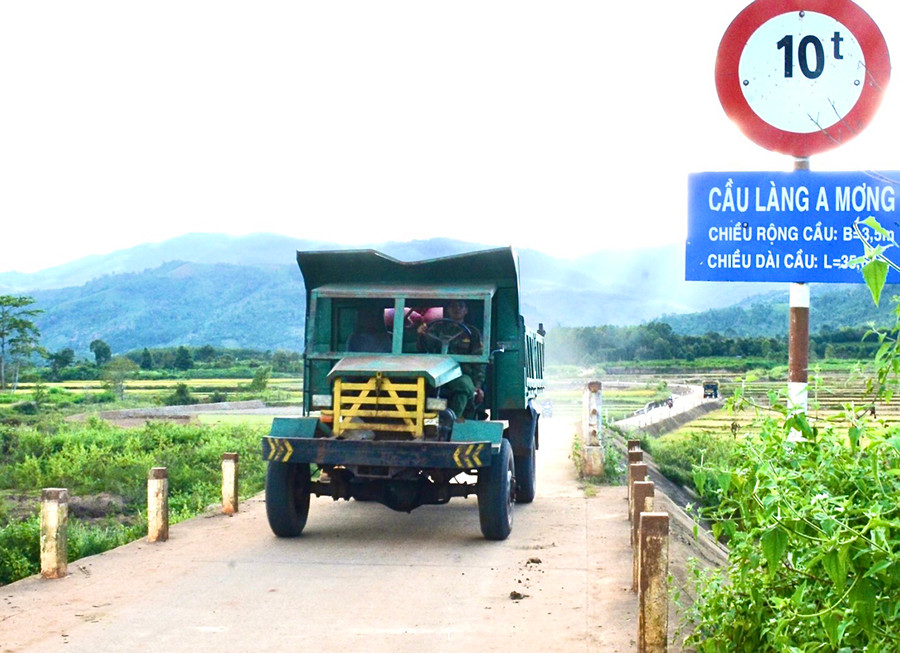 Cây cầu bê tông vững chãi thay thế cầu cũ tạm bợ, bà con xã Ia Mơ Nông (huyện Chư Pah) vui mừng, phấn khởi. Ảnh: M.P