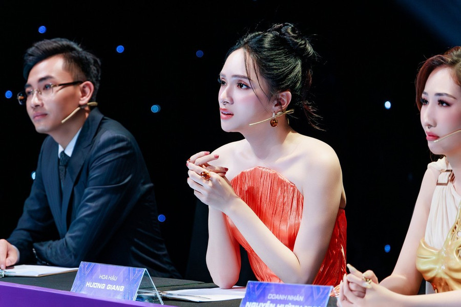 Hoa hậu Hương Giang xúc động trước hành trình của cả hai thí sinh, cô cho biết cả hai luôn xứng đáng được đến với đấu trường quốc tế Hoa hậu Hương Giang xúc động trước hành trình của cả hai thí sinh, cô cho biết cả hai luôn xứng đáng được đến với đấu trường quốc tế